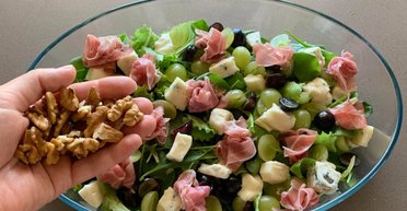 Пикантный и очень вкусный: рецепт виноградного салата