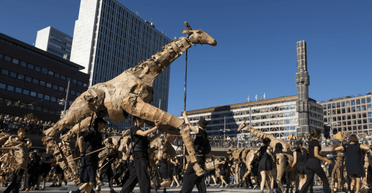 Величезні ляльки з Африки дісталися Полярного кола: що це було (відео)