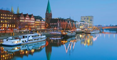 Не только музыканты. В Бремене на Рождество ходят с утюгом через озеро