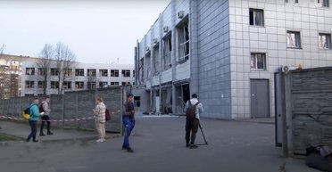 Вплотную к колледжу и детсаду: СМИ показали последствия удара РФ по Днепру (видео)