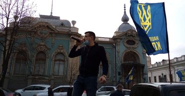Митинг во время карантина. Нацкорпус организовал акцию протеста под Радой на крышах авто