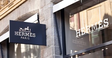 Бездітний мільярдер вирішив усиновити свого 51-річного садівника і зробити його спадкоємцем