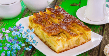 Яблучний пиріг на манці: простий рецепт домашньої випічки