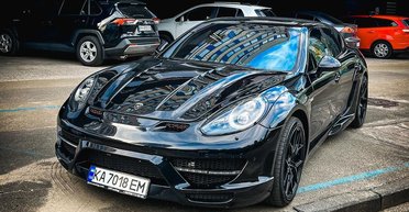 В Украине заметили заряженный Porsche Panamera с ярким тюнингом (фото)
