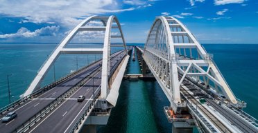 Окупаційна влада Криму заборонила проїзд електрокарів і гібридів Кримським мостом: причина дивна