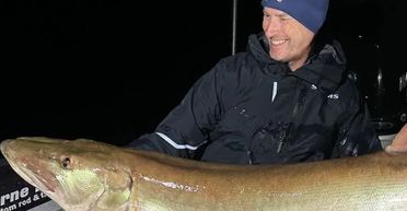 Офіційний рекорд: чоловік виловив з озера найбільшу щуку на планеті (фото)