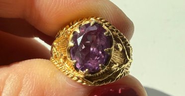 Жінка купила шкіряну сумку в секонд-хенді і знайшла всередині золоту каблучку (фото)