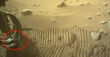 У марсохода NASA на Марсі з'явився незвичайний друг: до чого тут Дуейн "Скеля" Джонсон (фото)