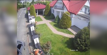 Пытался убежать через забор: на Львовщине ТЦК избили мужчину и запихнули в бус (видео)