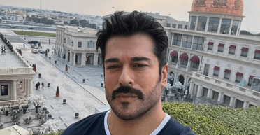 Звезда "Великолепного века" гастролирует по России и показался на Красной площади (фото)