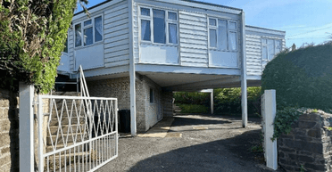 Люди в захваті: "перевернутий" будинок 1970-х років виставили на продаж (фото)