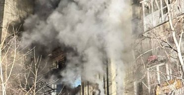 РФ "шахедом" зруйнувала багатоповерхівку в Охтирці: під завалами можуть бути люди (відео)