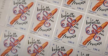 Поскрести и понюхать: французские пекари возмущены почтовой маркой в честь багета (видео)