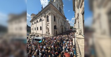 Тысячи людей на площади: во Львове прощаются с Ириной Фарион, детали (видео)