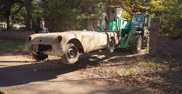 Заброшенные раритеты: в заброшенном доме обнаружили редкие американские спорткары (видео)