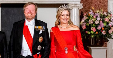 Королева Максима зʼявилася на публіці в сукні з квітковим принтом (фото)