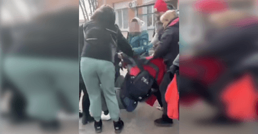 "Вставай, тікай": перехожі завадили ТЦК мобілізувати чоловіка в Запоріжжі, — соцмережі (відео)