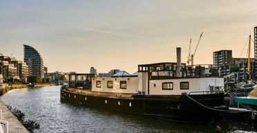 Умільці зробили зі старої баржі "будинок на воді": тепер продають за космічні гроші (фото)