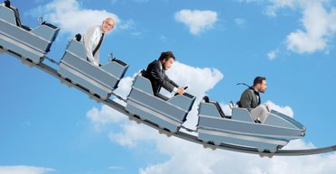 Без резких движений. Кому и как повышали зарплаты в этом году