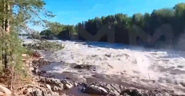 Снесло село, есть утонувшие: в РФ прорвало плотину на Беломорканале (фото, видео)