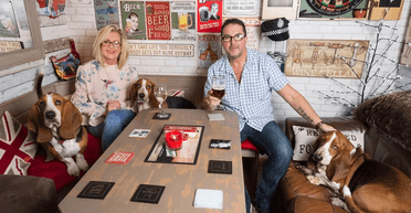 Збігав потайки в паб: дружина побудувала чоловікові власний бар на задньому дворі (фото)