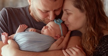 Семья благодарит соседей "за терпение" из-за новорожденного ребенка: их ждал "крепкий" подарок (фото)