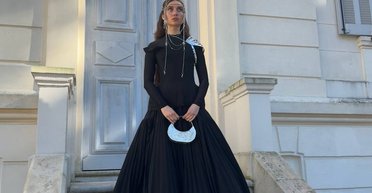 Jerry Heil в чорній максісукні з обладунком на плечі вийшла на червону доріжку в Каннах (фото)