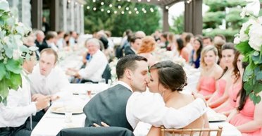 Гості на весіллі залишилися голодними після невдалого "жарту" нареченого і нареченої