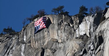 В одном из крупнейших парков США вывесили перевернутый флаг: что это значит