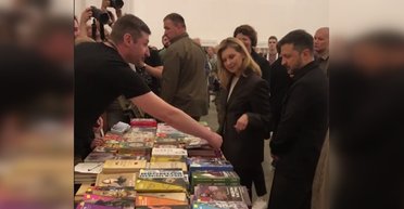 "Убить тирана": Зеленский удивил выбором книги на "Книжном Арсенале" (видео)