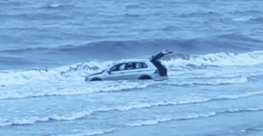 Брошенный внедорожник без номеров "тонул" в море на глазах у посетителей пляжа (фото)