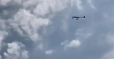 Добрались до порта РФ: над Дагестаном летает неизвестный БПЛА, слышны выстрелы, — соцсети (видео)