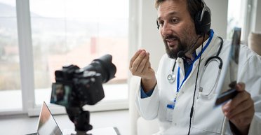 На приеме у блогера. Как врачи консультируют на расстоянии и кому можно верить