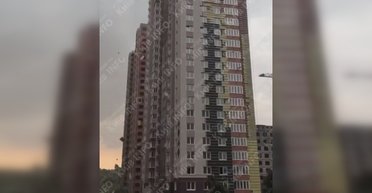Непогода в Киеве: сильный ветер срывает фасад жилой многоэтажки (видео)