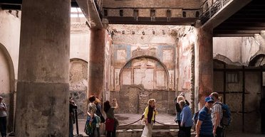 Пережило виверження Везувію: турист написав маркером своє ім'я на стародавній будівлі (фото)