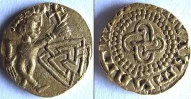 Самая древняя среди всех: в Англии обнаружили золотую монету с необычными изображениями (фото)