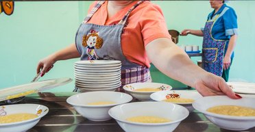 На 11 гривен в день. Чем кормят детей в украинских школах и как выбирают победителей тендеров