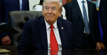 В короні за штурвалом: Трамп запостив ШІ-ролик, в якому "бомбить" брудом учасників протестів у США