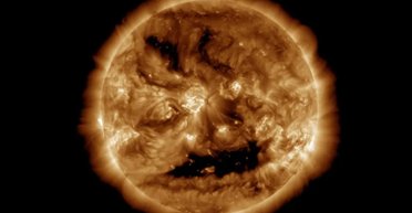 На Сонці з'явилася моторошна посмішка: з гігантського "рота" вирвалася геомагнітна буря (фото)