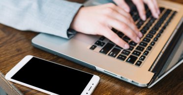 Різниця велика: експерт пояснив, яким боком потрібно класти смартфон на стіл