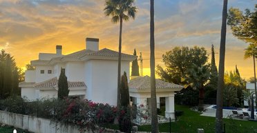 Пальмы, бассейн, роскошная мебель: ГБР обыскало испанскую виллу экс-военкома Борисова (видео)