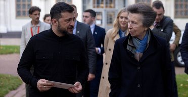 Принцесса Анна совершила тайный визит в Украину: встретилась с Зеленскими и почтила погибших детей (фото)