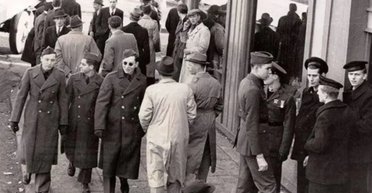 С телефоном в руках: снимок времен Второй мировой породил теории о путешествии во времени (фото)