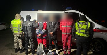 Попытка побега через границу: на Закарпатье остановили "скорую" с уклонистами (фото, видео)