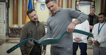 "Он боец у нас": Усик признался, почему подарил свой чемпионский пояс Зеленскому (видео)