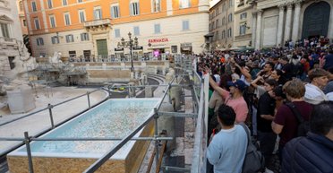 Печальное зрелище: туристы разочарованы фонтаном Треви в Риме из-за "пристройки" (видео)