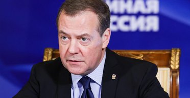 "Будет конфликт": Медведев пригрозил США из-за разговоров о передаче ядерного оружия Украине