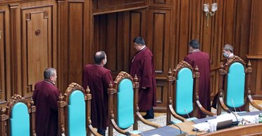 Дырявая лодка Зеленского. Как конфликт с Конституционным Судом повлияет на перспективы президента