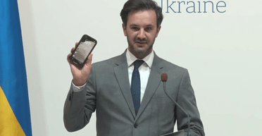 "У нас на брифінгах — без телефонів": речник МЗС України "потролив" Марію Захарову