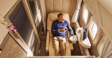 Хитрости для путешественников: бортпроводница дала советы, как бесплатно летать в бизнес-классе